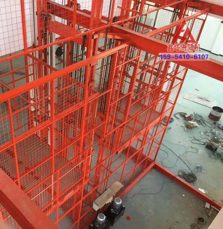 室內帶防網封閉的升降貨梯安裝現場 室內帶防網封閉的升降貨梯安裝現場